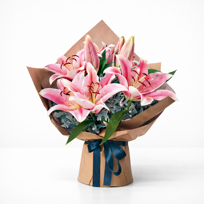 باقة زنابق وردية أنيقة - 4 زنابق وردية طازجة مع حشوات خضراء مورقة وتغليف بني فاخر | مثالية لأعياد الميلاد والذكرى السنوية والمناسبات الخاصة