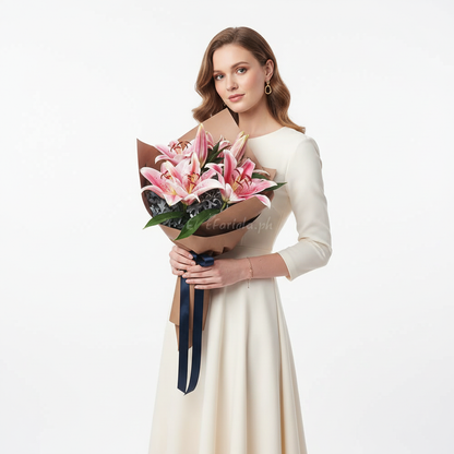 باقة زنابق وردية أنيقة - 4 زنابق وردية طازجة مع حشوات خضراء مورقة وتغليف بني فاخر | مثالية لأعياد الميلاد والذكرى السنوية والمناسبات الخاصة