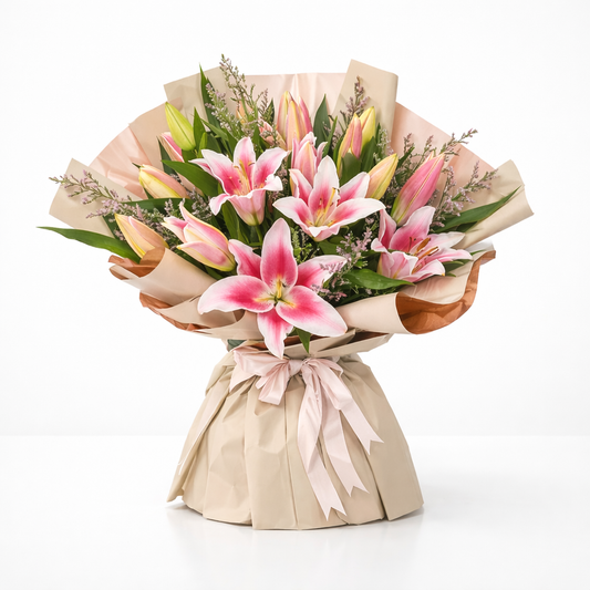 باقة زنابق وردية أنيقة – زنابق وردية طازجة مع حشوات خضراء وتغليف فاخر